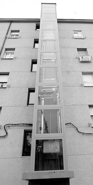 Rehabilitación: ascensor hidráulico adosado