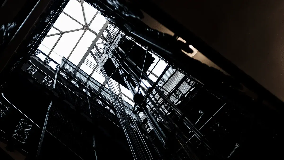 fotografía de un hueco de ascensor